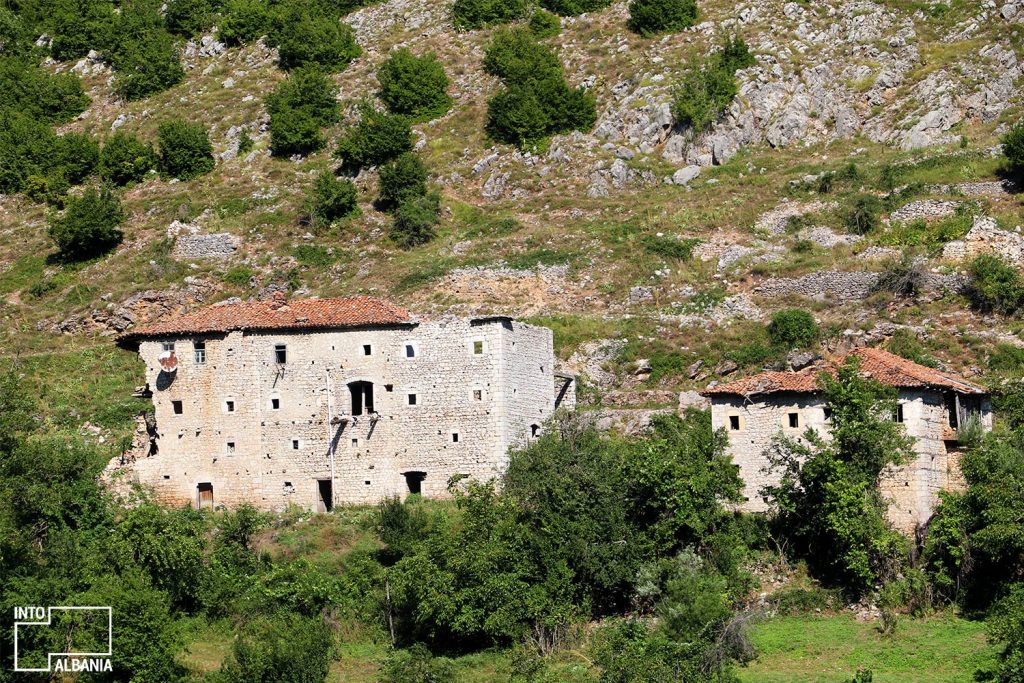 Shëtitje në parkun Shebenik-Jabllanicë – Ese me figura